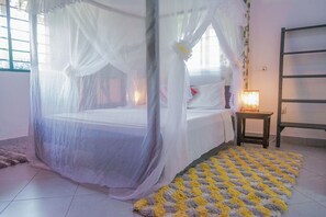 4 室のベッドルーム、セーフティボックス (室内)、アイロン / アイロン台、WiFi (無料)