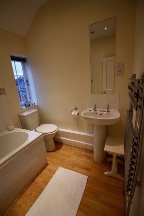 Duschwanne, Haartrockner, Handtücher, Seife