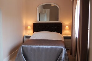 Schreibtisch, Bügeleisen/Bügelbrett, kostenloses WLAN, Bettwäsche