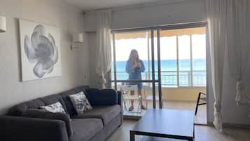 Een smart-tv en boeken