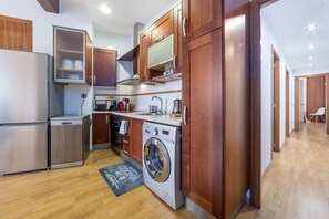 ثلاجة، ميكروويف، فرن، موقد طهي مسطح