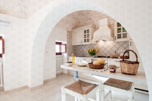 Fridge, oven, dishwasher, coffee/tea maker - Authentic historic Trullo with pool (Monopoli)
