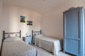 2 bedrooms, iron/ironing board, WiFi