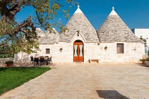 Outdoor dining - Authentic historic Trullo with pool (Monopoli)