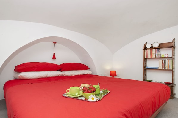 1 bedroom, in-room safe, iron/ironing board, free WiFi