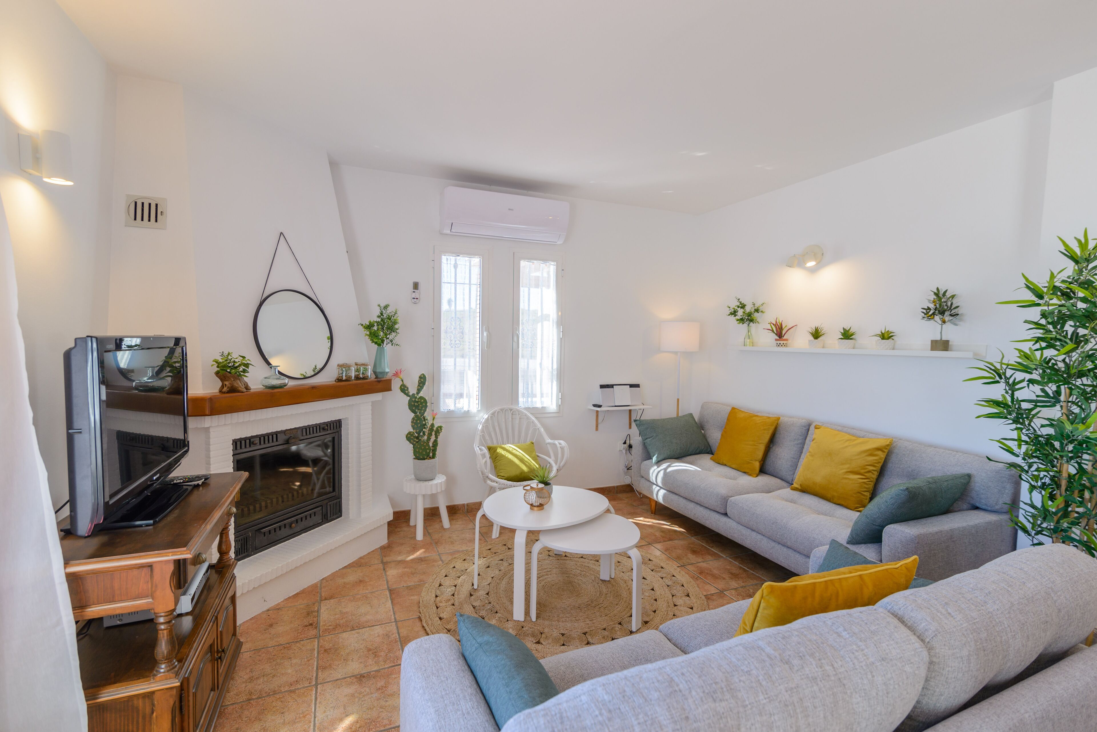 Smart TV, lareira, mesa de pingue-pongue, livros