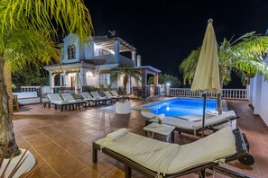 Terrace/patio - Breathtaking views, big swimming pool, Balinese bed, Jacuzzi, Gym ... a dream. (Torrox)
