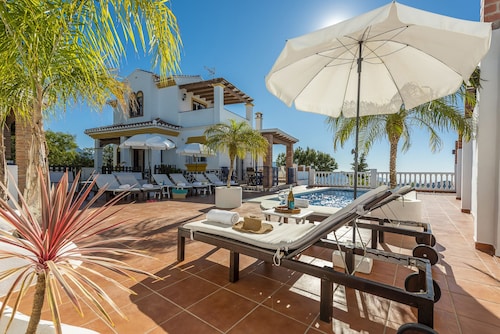 Breathtaking views, big swimming pool, Balinese bed, Jacuzzi, Gym ... a dream.