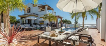 Breathtaking views, big swimming pool, Balinese bed, Jacuzzi, Gym ... a dream.