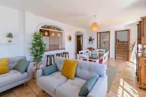 Smart TV, fireplace, ping pong, books - Breathtaking views, big swimming pool, Balinese bed, Jacuzzi, Gym ... a dream. (Torrox)
