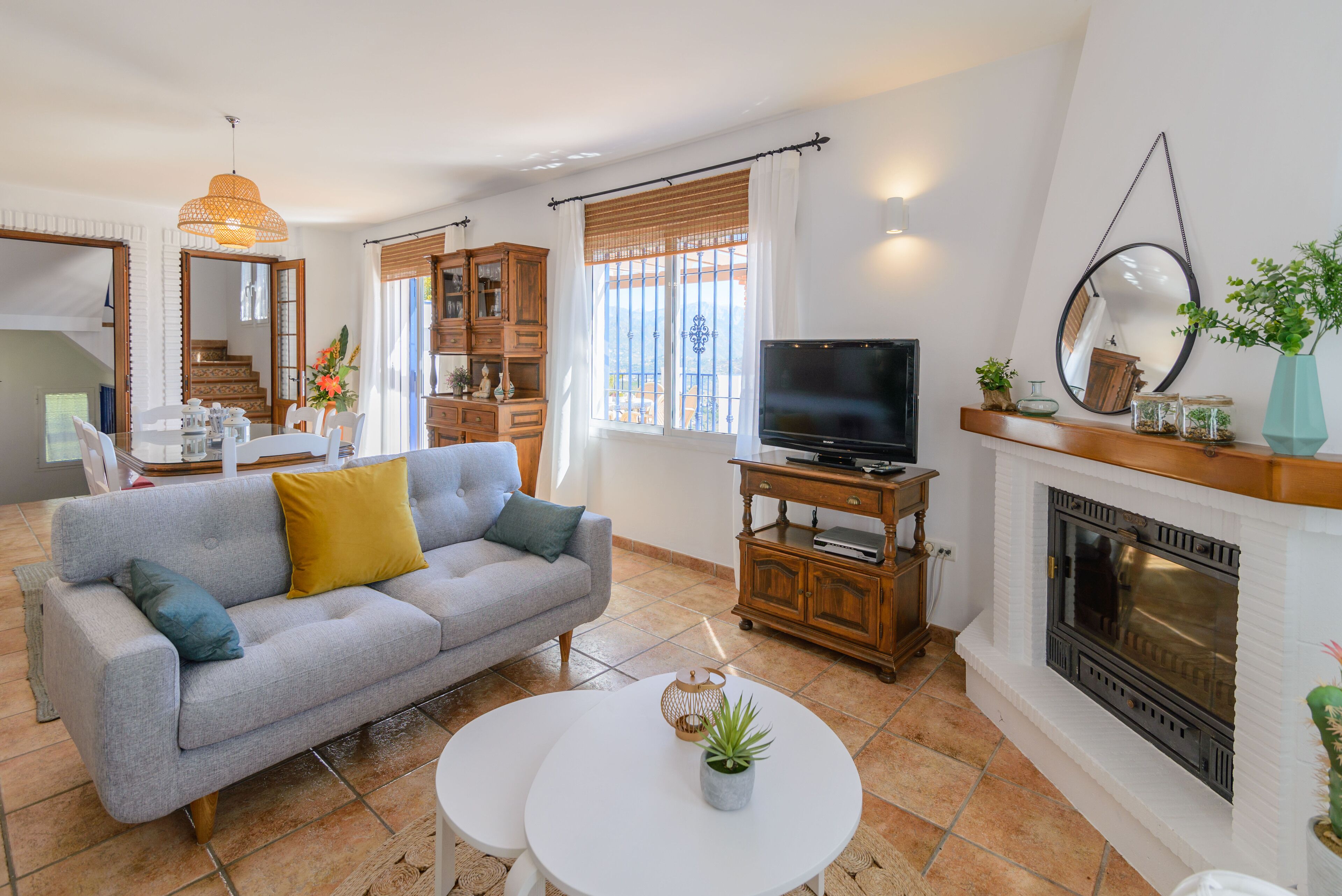 Smart TV, lareira, mesa de pingue-pongue, livros