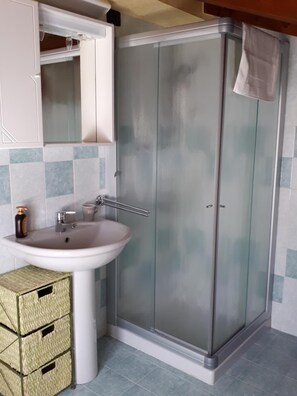 Ducha, artículos de higiene personal gratuitos, secador de pelo y bidé