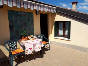 Studio, 1 Queen Bed | Balcony
