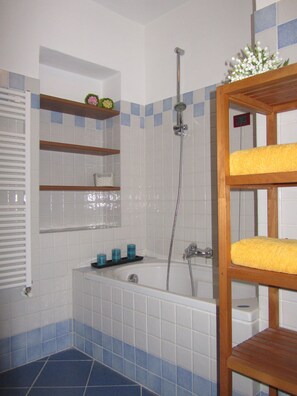 Séchoir à cheveux, serviettes fournies, papier de toilette