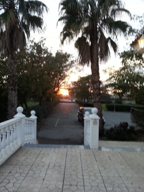 المنطقة المحيطة بالمنشأة