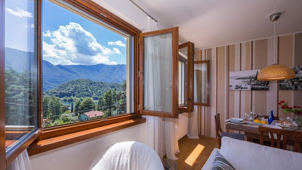 Ein gemütliches Zimmer mit großem Fenster, Essbereich und Bergblick.