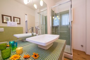 Kombination af bruser/badekar, hårtørrer, bidet, håndklæder