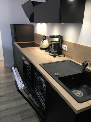 Refrigerador, microondas, horno y parrilla de estufa 