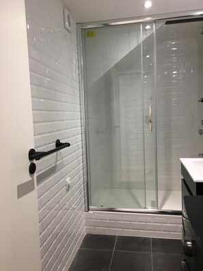 Dusche, Haartrockner, Handtücher, Seife