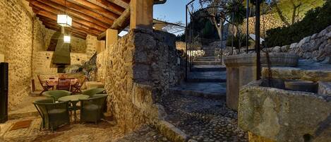 تناول الطعام بالخارج