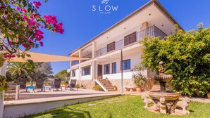 A two-story villa with a pool, outdoor seating, and a fountain. - Villa Sa Cabaneta with pool, tennis court, and views to the Palma Bay (Marratxi)