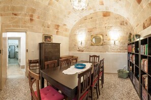 Dining - Spacious Old Town Home with Magic Rooftop View – Where the Sea Meets the City (Monopoli)