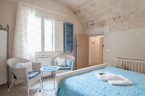 3 bedrooms, iron/ironing board, WiFi - Solglime: Spacious Holiday Apartment with Terrace (Monopoli)