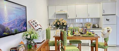 Een koelkast, een microgolfoven, een koffiezetapparaat/waterkoker