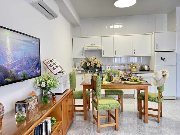 Réfrigérateur, micro-ondes, cafetière/bouilloire, grille-pain