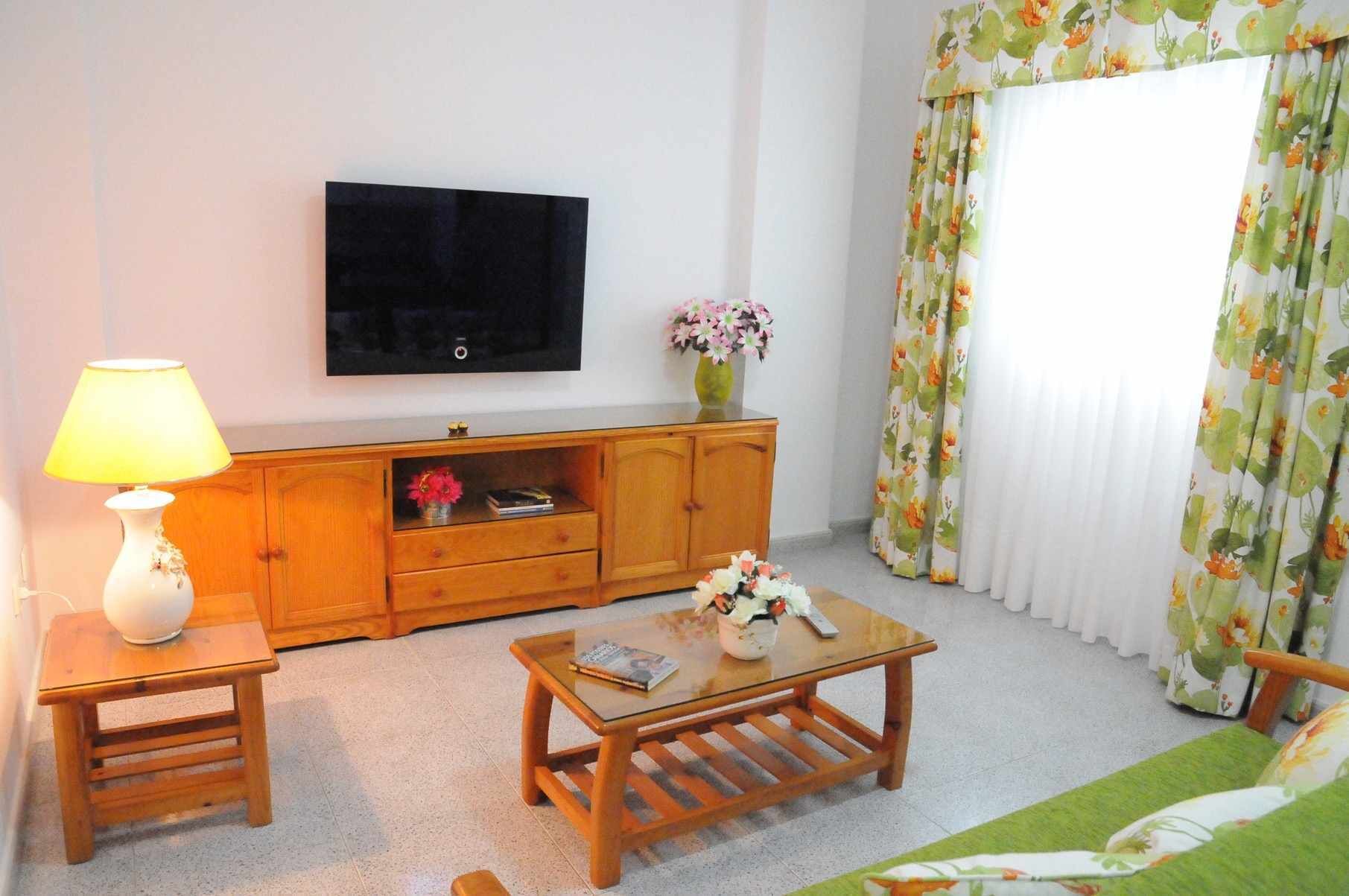 Baby-foot, table de tennis de table, livres