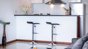 1-Bedroom Apartment | Delat kök | Stort kylskåp, mikrovågsugn, spishäll och vattenkokare