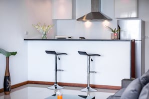 1-Bedroom Apartment | Delat kök | Stort kylskåp, mikrovågsugn, spishäll och vattenkokare
