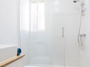 Bathtub, free toiletries, hair dryer, towels - Atocha - 2-Bedroom Apartment in Downtown Madrid (Madrid)