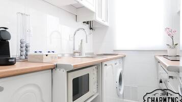 Een koelkast, een microgolfoven, een oven