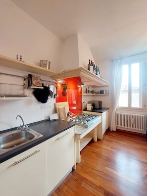 Refrigerador, microondas, placa de cocina, lavavajillas