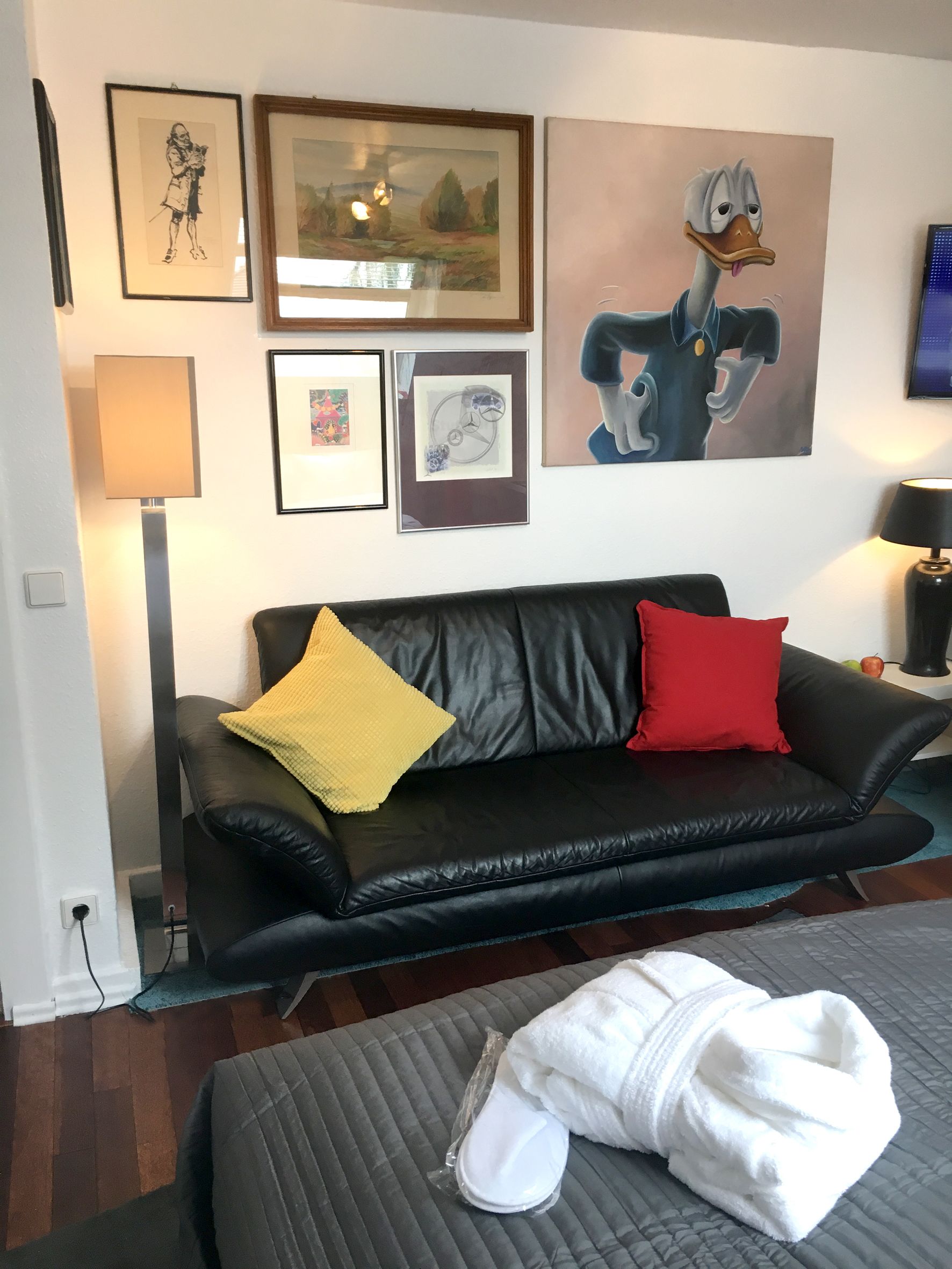 Tweepersoonskamer (Das Kunstzimmer) | Individueel gemeubileerd, een bureau, verduisterende gordijnen