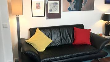 Tweepersoonskamer (Das Kunstzimmer) | Individueel gemeubileerd, een bureau, verduisterende gordijnen