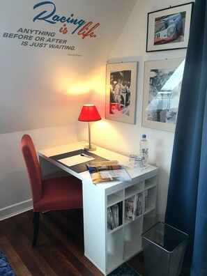 Habitación doble (Das Steve McQueen Zimmer) | Muebles diferentes, escritorio, cortinas blackout y camas extra 