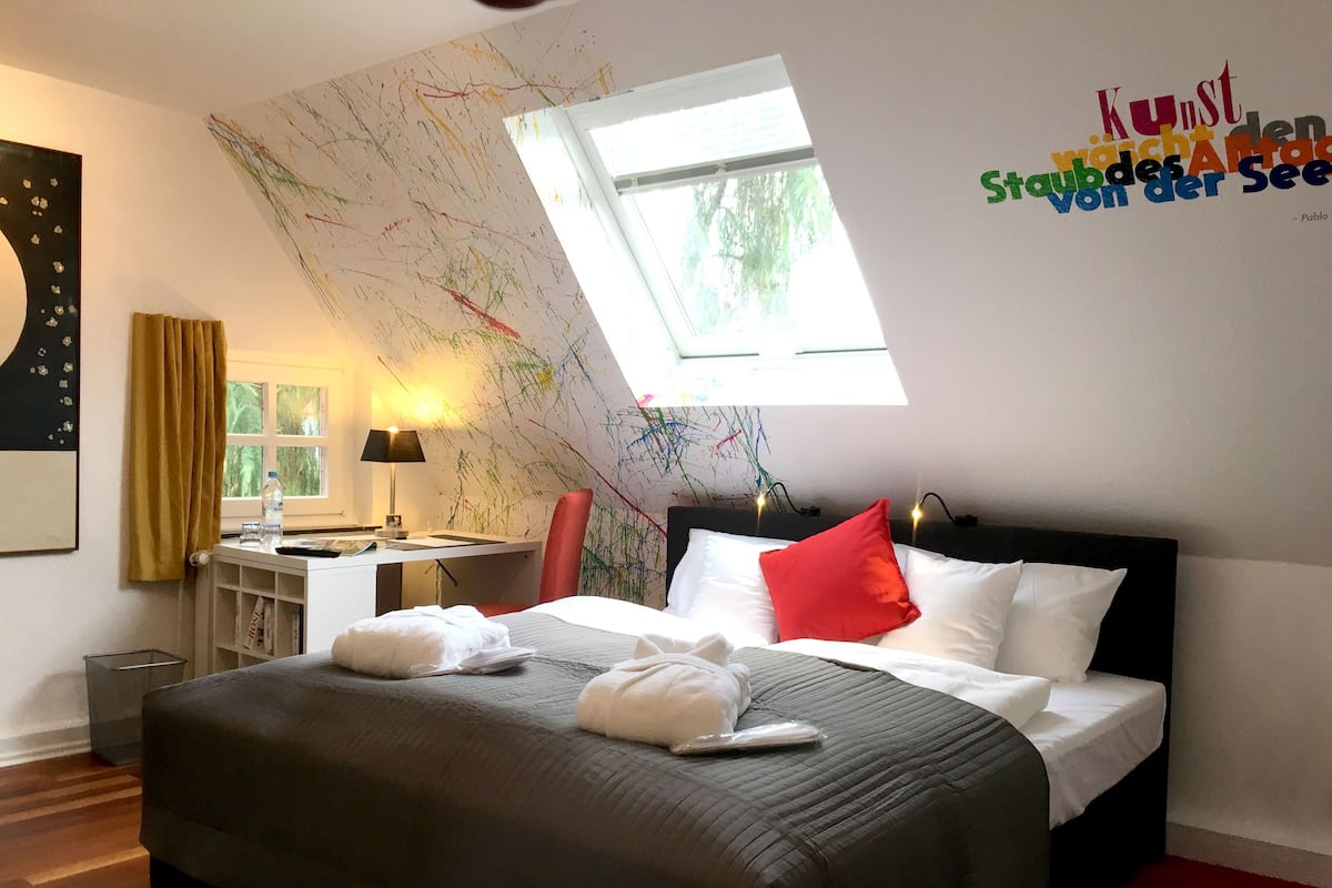 Kamar Double (Das Kunstzimmer) | Dilengkapi dengan perabotan berbeda-beda dan meja kerja