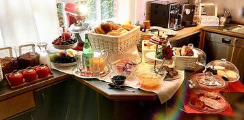 Desayuno buffet los días de semana (EUR 20 por persona)