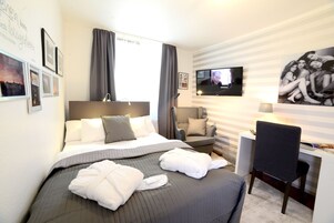 Muebles diferentes, escritorio y cortinas blackout 