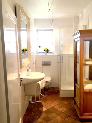 Articles de toilette gratuits, sèche-cheveux, peignoirs, chaussons