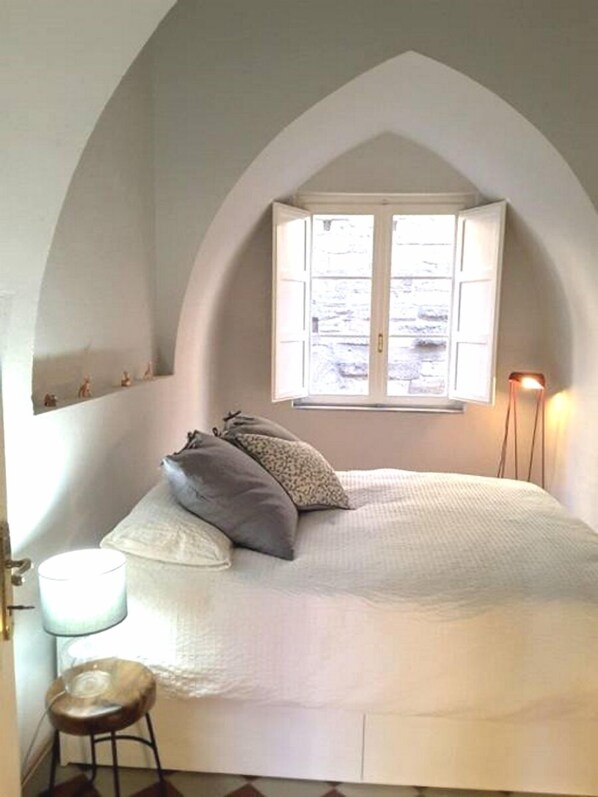 4 bedrooms, travel cot, free WiFi, bed sheets