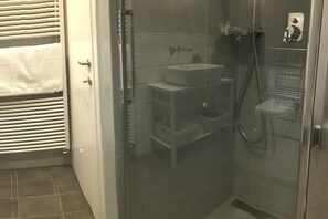 Combinazione doccia/vasca, asciugacapelli, asciugamani