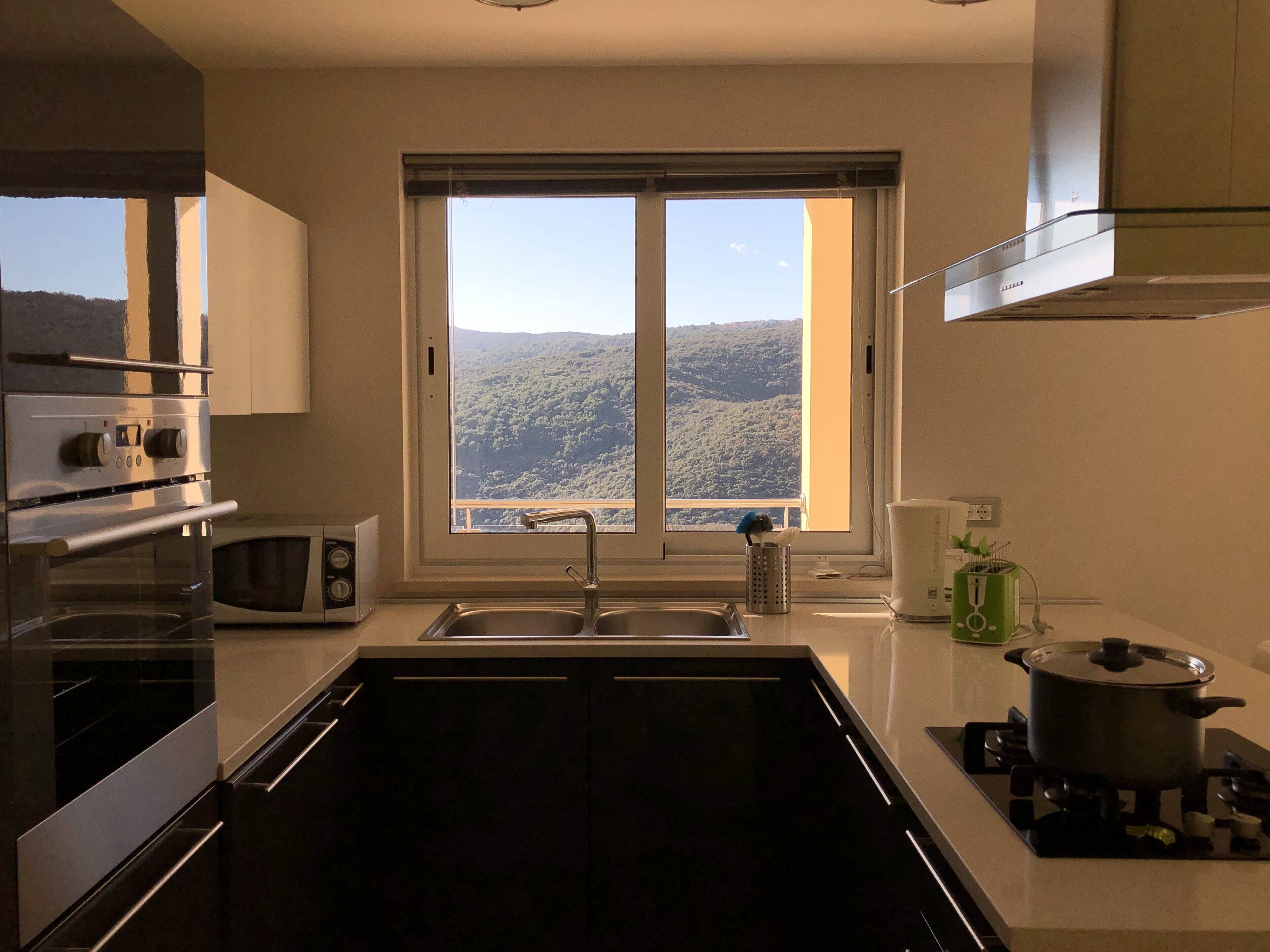 Refrigerador, microondas, horno y parrilla de estufa 