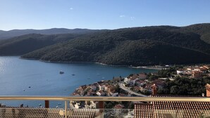 A coastal town with a view of the sea and hills. - New apartment (128m2), terrace, sea view, A / C, Free Wifi & parking  (Rabac)