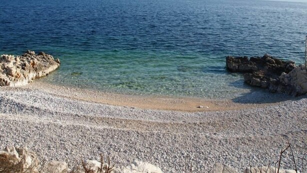 A pebble beach with clear water and rocky outcrops. - New apartment (128m2), terrace, sea view, A / C, Free Wifi & parking  (Rabac)