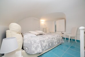 3 bedrooms, desk, soundproofing, iron/ironing board
