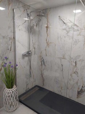 Combinació de dutxa i banyera, assecador de cabells, bidet i tovalloles 