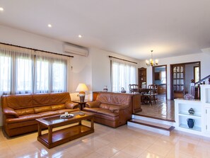 Televisie en een open haard